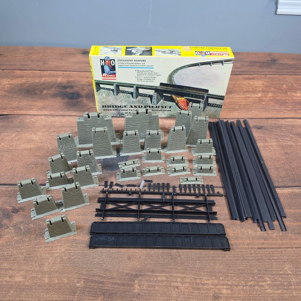Renwal Bridge and Pier Set HO Scale Gray Good Vintage 28 Piers Flexible Girders